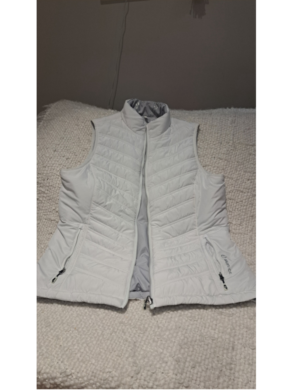 609- reversible Women's Sunice Puffer Vest Size S White Grey